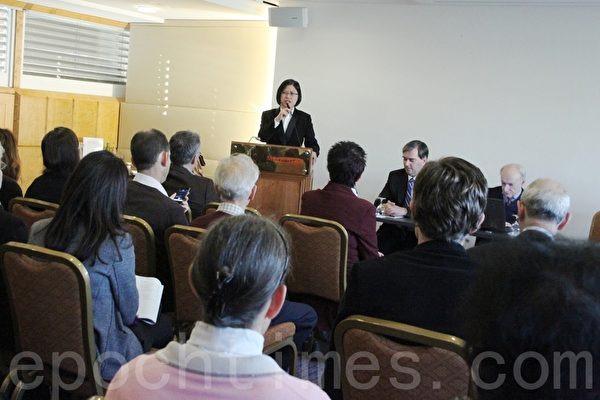 朱婉琪律师在新闻发布会中发言:“昨天我带来10个亚洲国家92万签名,其中有一万多签名来自医生,没有医生去否认大卫•麦塔斯和大卫•乔高所揭露的事情,这一万位多名来自华人社会医生,包括来自香港、台湾、韩国、日本的,他们站出来,要求联合国人权高专,需要采取行动。”(李景行/大纪元) 朱婉琪律师在新闻发布会中发言:“昨天我带来10个亚洲国家92万签名,其中有一万多签名来自医生,没有医生去否认大卫•麦塔斯和大卫•乔高所揭露的事情,这一万位多名来自华人社会医生,包括来自香港、台湾、韩国、日本的,他们站出来,要求联合国人权高专,需要采取行动。”(李景行/大纪元)