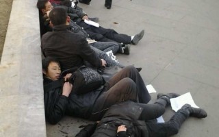 组图：北京前门12人集体自杀躺一地