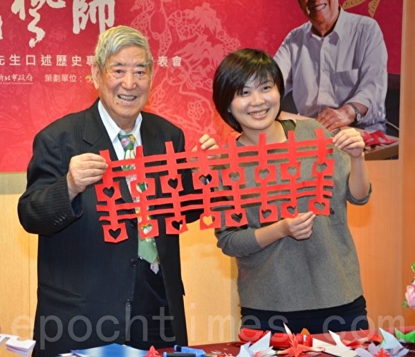 文化局新人获赠八囍,希望赶快找到另一半.(宋顺澈/大纪元) 文化局新人获赠八囍,希望赶快找到另一半.(宋顺澈/大纪元)