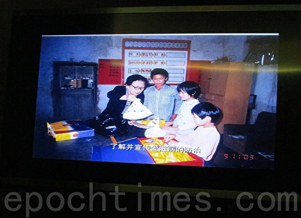 「中國防愛滋病第一人」高耀潔醫生新書《鏡頭下的真相─記中國愛滋病實況》記者會,現場播放85歲高齡的高耀潔影片片段。(鍾元/大紀元) 「中國防愛滋病第一人」高耀潔醫生新書《鏡頭下的真相─記中國愛滋病實況》記者會,現場播放85歲高齡的高耀潔影片片段。(鍾元/大紀元)
