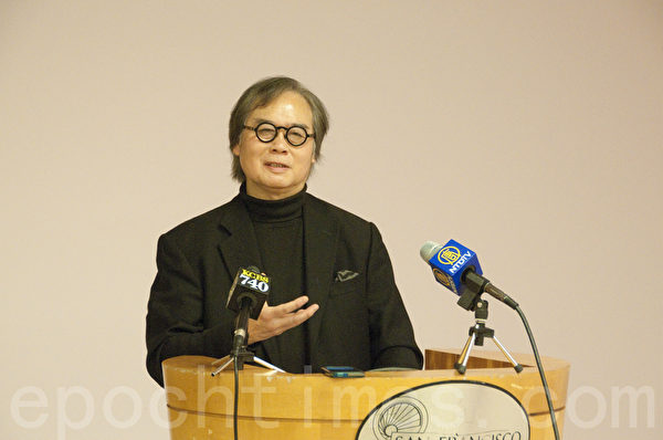 12月18日,“拯救公交”组织创建人黄建权表示,专案小组并未起到一个从整体上改善公交体系的全面计划的应有作用。(周凤临/大纪元) 12月18日,“拯救公交”组织创建人黄建权表示,专案小组并未起到一个从整体上改善公交体系的全面计划的应有作用。(周凤临/大纪元)