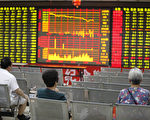 2013年终回顾大陆股市,不但没大涨反而沪指年K线已下跌7.6%,市值超万亿元灰飞烟灭。不仅如此上市公司撒谎手段五花八门,造假已经成习惯。由于中共的政策和对股市的干预,导致大陆股市成为“政策市”和“圈钱市”。 (Photo by ChinaFotoPress/Getty Images)