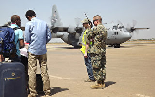 美军机南苏丹遇袭	四名军人受伤