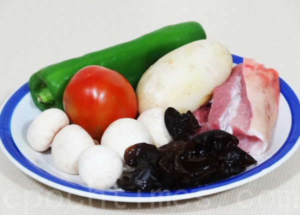 五花肉、土豆、青椒、番茄、蘑菇、木耳是东北乱炖的常见食材。(摄影:彩霞/大纪元) 五花肉、土豆、青椒、番茄、蘑菇、木耳是东北乱炖的常见食材。(摄影:彩霞/大纪元)