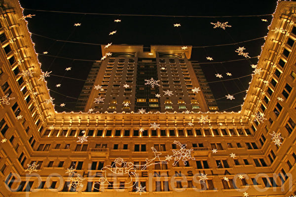 2013香港圣诞节热闹非凡,各大商场各出奇招精心装饰,吸引大批市民和游客观赏,世界著名的百年半岛酒店以飞雪圣诞为主题。(潘在殊/大纪元) 2013香港圣诞节热闹非凡,各大商场各出奇招精心装饰,吸引大批市民和游客观赏,世界著名的百年半岛酒店以飞雪圣诞为主题。(潘在殊/大纪元)
