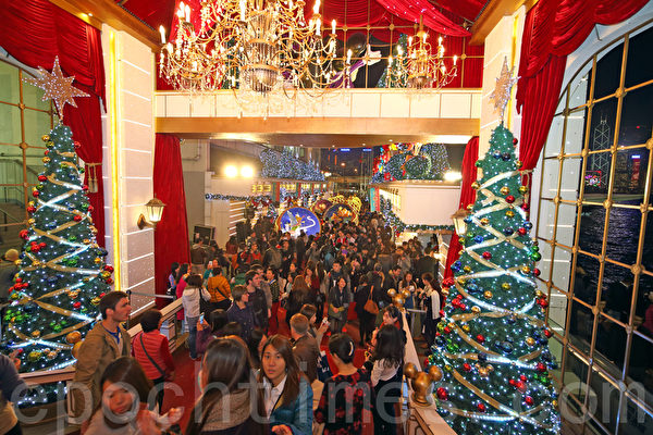 2013香港圣诞节热闹非凡,各大商场各出奇招精心装饰,吸引大批市民和游客观赏,尖沙咀的海港城以迪士尼乐园为主体。(潘在殊/大纪元) 2013香港圣诞节热闹非凡,各大商场各出奇招精心装饰,吸引大批市民和游客观赏,尖沙咀的海港城以迪士尼乐园为主体。(潘在殊/大纪元)