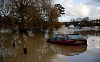 圣诞节 英国南部遭遇洪水、停电