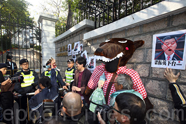 約20名社民連成員12月26日下午由中環匯豐總行遊行至禮賓府,他們一路舉起巨型「路姆西」(現稱路福西)布公仔和抗議標語;批評梁振英上任後1年內風波不斷,近來又爆發免費電視發牌風波,未能兌現競選特首時的承諾,要求梁振英下台。(潘在殊/大紀元) 約20名社民連成員12月26日下午由中環匯豐總行遊行至禮賓府,他們一路舉起巨型「路姆西」(現稱路福西)布公仔和抗議標語;批評梁振英上任後1年內風波不斷,近來又爆發免費電視發牌風波,未能兌現競選特首時的承諾,要求梁振英下台。(潘在殊/大紀元)