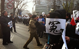 组图：连续5天 逾千失业银行员工进京抗议