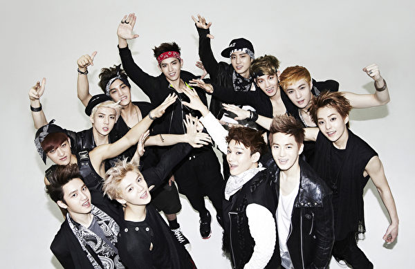 韓國團體EXO從中間帶紅色頭巾的KRIS順時針開始團員的名字為:_KRIS、CHANYEOL、BAEKHYUN、LAY、XIUMIN、SUHO、CHEN、LUHAN、D.O.、TAO、SEHUN、KAI。(台視提供) 韓國團體EXO從中間帶紅色頭巾的KRIS順時針開始團員的名字為:_KRIS、CHANYEOL、BAEKHYUN、LAY、XIUMIN、SUHO、CHEN、LUHAN、D.O.、TAO、SEHUN、KAI。(台視提供)