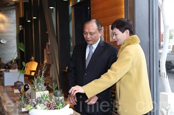 宜兰县长林聪贤(左)、文化局长林秋芳(右)参观成果展。(曾汉东/大纪元) 宜兰县长林聪贤(左)、文化局长林秋芳(右)参观成果展。(曾汉东/大纪元)