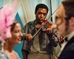 《为奴十二年》(12 Years A Slave,又译:自由之心)剧照。奇维托•艾吉佛扮演被贩卖为奴的有文化的自由黑人。(威视提供)