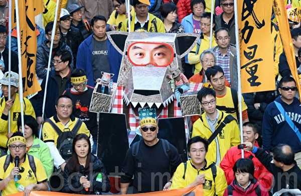 參與2014新年大遊行的香港市民強調,梁振英是中共的傀儡,所做的一切都對香港無益,要求他下台。(宋祥龍/大紀元) 參與2014新年大遊行的香港市民強調,梁振英是中共的傀儡,所做的一切都對香港無益,要求他下台。(宋祥龍/大紀元)