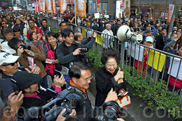 香港民間人權陣線舉行的2014年新年大遊行,3萬人參加,市民用各式道具標語要求真普選,不要中共篩選式的假民主,並要求中共地下黨特首梁振英下台,圖為前政務司司長陳方安生參加遊行,大受市民歡迎。(潘在殊/大紀元) 香港民間人權陣線舉行的2014年新年大遊行,3萬人參加,市民用各式道具標語要求真普選,不要中共篩選式的假民主,並要求中共地下黨特首梁振英下台,圖為前政務司司長陳方安生參加遊行,大受市民歡迎。(潘在殊/大紀元)