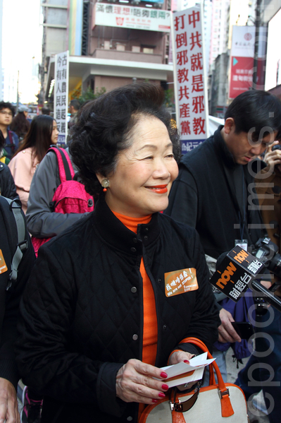香港民間人權陣線舉行的2014年新年大遊行,3萬人參加,市民用各式道具標語要求真普選,不要中共篩選式的假民主,並要求中共地下黨特首梁振英下台,圖為前政務司司長陳方安生參加遊行。(潘在殊/大紀元) 香港民間人權陣線舉行的2014年新年大遊行,3萬人參加,市民用各式道具標語要求真普選,不要中共篩選式的假民主,並要求中共地下黨特首梁振英下台,圖為前政務司司長陳方安生參加遊行。(潘在殊/大紀元)
