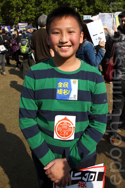 香港民間人權陣線舉行的2014年新年大遊行,3萬人參加,市民用各式道具標語要求真普選,不要中共篩選式的假民主,並要求中共地下黨特首梁振英下台。(潘在殊/大紀元) 香港民間人權陣線舉行的2014年新年大遊行,3萬人參加,市民用各式道具標語要求真普選,不要中共篩選式的假民主,並要求中共地下黨特首梁振英下台。(潘在殊/大紀元)