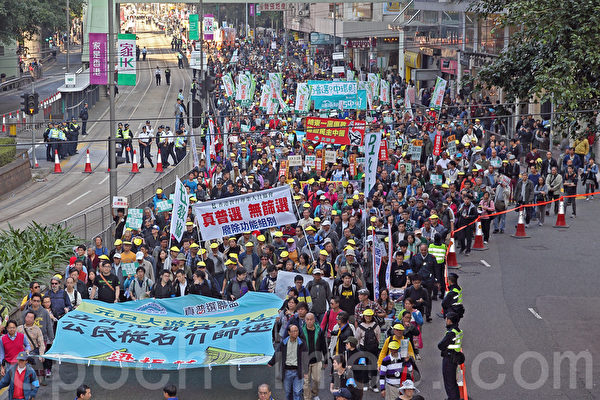 香港民間人權陣線舉行的2014年新年大遊行,3萬人參加,市民用各式道具標語要求真普選,不要中共篩選式的假民主,並要求中共地下黨特首梁振英下台。(潘在殊/大紀元) 香港民間人權陣線舉行的2014年新年大遊行,3萬人參加,市民用各式道具標語要求真普選,不要中共篩選式的假民主,並要求中共地下黨特首梁振英下台。(潘在殊/大紀元)