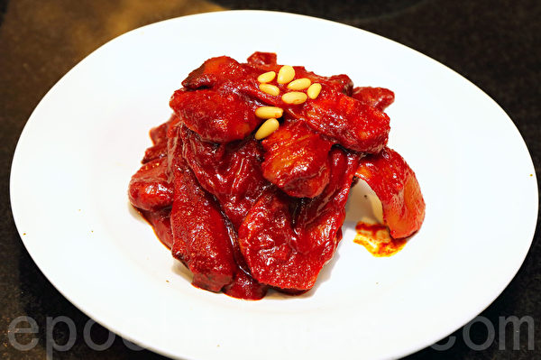 韩国泡菜名人、青曲酱泡菜总统奖获得者金顺德制作的平菇泡菜。(全宇/大纪元) 韩国泡菜名人、青曲酱泡菜总统奖获得者金顺德制作的平菇泡菜。(全宇/大纪元)