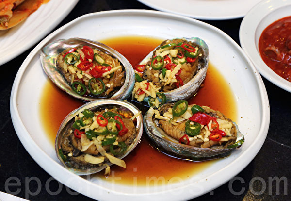 韩国泡菜名人、青曲酱泡菜总统奖获得者金顺德制作的鲍鱼泡菜。(全宇/大纪元) 韩国泡菜名人、青曲酱泡菜总统奖获得者金顺德制作的鲍鱼泡菜。(全宇/大纪元)