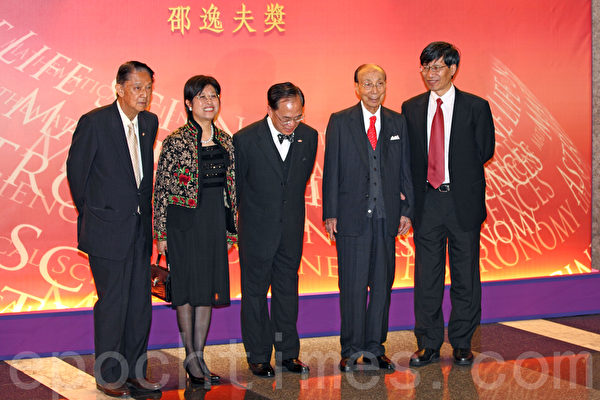 无线电视荣誉主席“六叔”邵逸夫爵士经常捐款资助教育事业,也致力推动科研;他在02年宣布成立世界性的奖项“邵逸夫奖”,每年选出世界上在数学、生命科学与医学、天文学三方面有成就的科学家,各颁授100万美元(约780万港元)奖金以作表扬,是世界少有的大额科学奖项,被誉为“东方诺贝尔奖”。(潘在殊/大纪元) 无线电视荣誉主席“六叔”邵逸夫爵士经常捐款资助教育事业,也致力推动科研;他在02年宣布成立世界性的奖项“邵逸夫奖”,每年选出世界上在数学、生命科学与医学、天文学三方面有成就的科学家,各颁授100万美元(约780万港元)奖金以作表扬,是世界少有的大额科学奖项,被誉为“东方诺贝尔奖”。(潘在殊/大纪元)