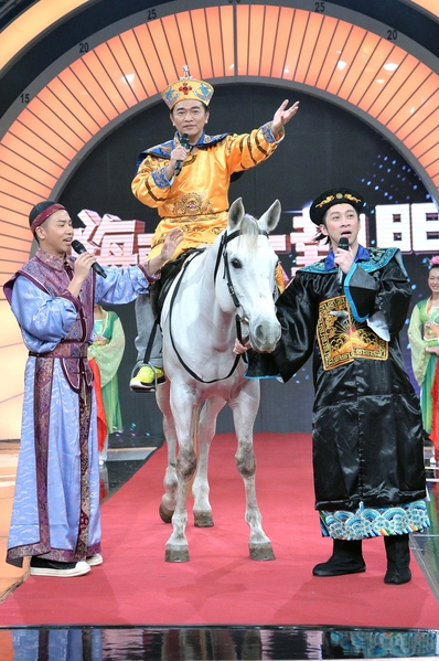陈汉典当马伕,牵着骑白马、扮皇帝的吴宗宪入场。(三立提供) 陈汉典当马伕,牵着骑白马、扮皇帝的吴宗宪入场。(三立提供)