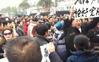组图:武汉“两会”闭幕 大批民众抗议喊口号