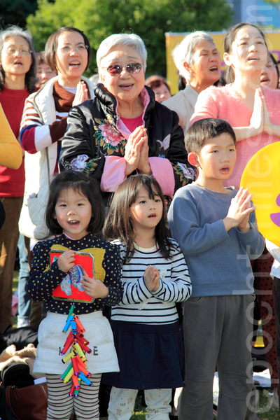 2014年1月11日,台灣台北法輪大法學員,群聚台北101前的信義廣場向法輪大法創始人李洪志先生拜年。同時間也進行集體合唱、煉功與洪法活動。圖為學員正進行合唱《法輪大法好》。(羅正恆/大紀元) 2014年1月11日,台灣台北法輪大法學員,群聚台北101前的信義廣場向法輪大法創始人李洪志先生拜年。同時間也進行集體合唱、煉功與洪法活動。圖為學員正進行合唱《法輪大法好》。(羅正恆/大紀元)