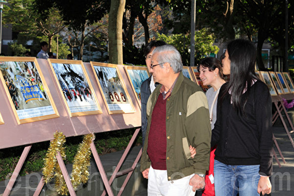 2014年1月11日,台灣台北法輪大法學員,群聚台北101前的信義廣場向法輪大法創始人李洪志先生拜年。同時間也進行集體合唱、煉功與洪法活動。圖為洪法圖片展。(羅正恆/大紀元) 2014年1月11日,台灣台北法輪大法學員,群聚台北101前的信義廣場向法輪大法創始人李洪志先生拜年。同時間也進行集體合唱、煉功與洪法活動。圖為洪法圖片展。(羅正恆/大紀元)