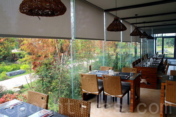 在室内用餐,同样将绿意景观尽收眼底。(摄影:赖友容/大纪元) 在室内用餐,同样将绿意景观尽收眼底。(摄影:赖友容/大纪元)