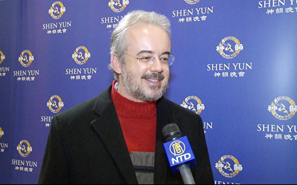 巴西圣保罗的金融业顾问Boanerges先生于2014年1月16日纽约林肯中心神韵晚会。(大纪元图片) 巴西圣保罗的金融业顾问Boanerges先生于2014年1月16日纽约林肯中心神韵晚会。(大纪元图片)