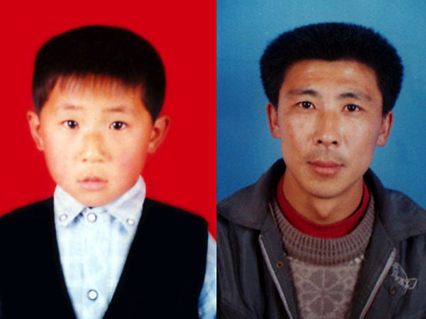 曹晓东(左)是大连普兰店市徐大屯中心小学三年学生。爸爸曹玉强(右)于二零零四年四月八日被迫害致死,母亲于喜玲也多次被非法关押,曹晓东一直由爷爷(曹洪玉,六十六岁)奶奶(张金荣,六十五岁)抚养。(明慧网) 曹晓东(左)是大连普兰店市徐大屯中心小学三年学生。爸爸曹玉强(右)于二零零四年四月八日被迫害致死,母亲于喜玲也多次被非法关押,曹晓东一直由爷爷(曹洪玉,六十六岁)奶奶(张金荣,六十五岁)抚养。(明慧网)