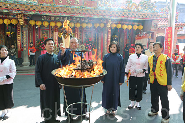 主醮者与陪醮者向神尊行整冠洁容礼。(曾汉东/大纪元) 主醮者与陪醮者向神尊行整冠洁容礼。(曾汉东/大纪元)