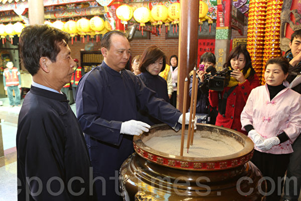 主醮者与陪醮者冠笠进行竹筅筅黗礼。(曾汉东/大纪元) 主醮者与陪醮者冠笠进行竹筅筅黗礼。(曾汉东/大纪元)