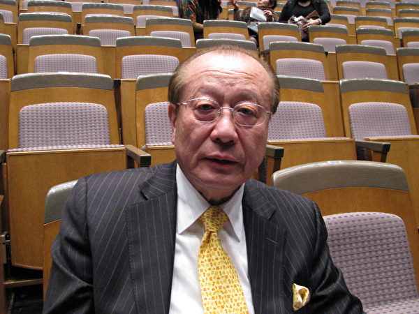 原銀行董事、現從事公司經營顧問的松本純孝(Yoshitaka Matsumoto)看完29日的演出之後,感歎地說自己是首次欣賞神韻演出,是朋友推薦的,的確是非常精湛。(牧聰士/大紀元) 原銀行董事、現從事公司經營顧問的松本純孝(Yoshitaka Matsumoto)看完29日的演出之後,感歎地說自己是首次欣賞神韻演出,是朋友推薦的,的確是非常精湛。(牧聰士/大紀元)