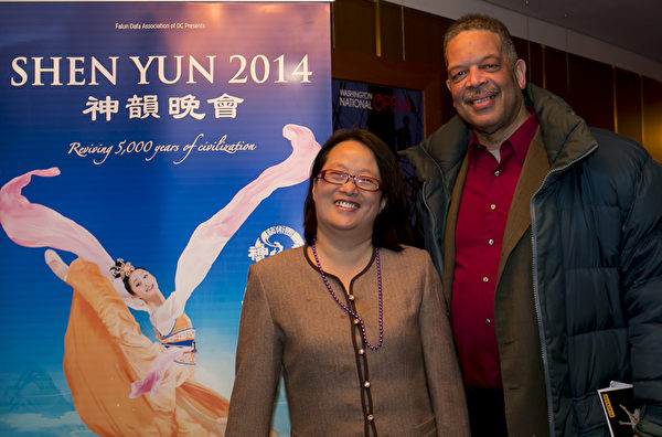 Roger Whiteworth是华盛顿DC知名的圆号演奏家,他与Ashley Jun一同前来观看1月25日神韵艺术团在美国首都华盛顿DC的第五场演出。Ashley Jun是韩裔长笛演奏家,她整晚都被神韵的美感动落泪。(李莎/大纪元) Roger Whiteworth是华盛顿DC知名的圆号演奏家,他与Ashley Jun一同前来观看1月25日神韵艺术团在美国首都华盛顿DC的第五场演出。Ashley Jun是韩裔长笛演奏家,她整晚都被神韵的美感动落泪。(李莎/大纪元)