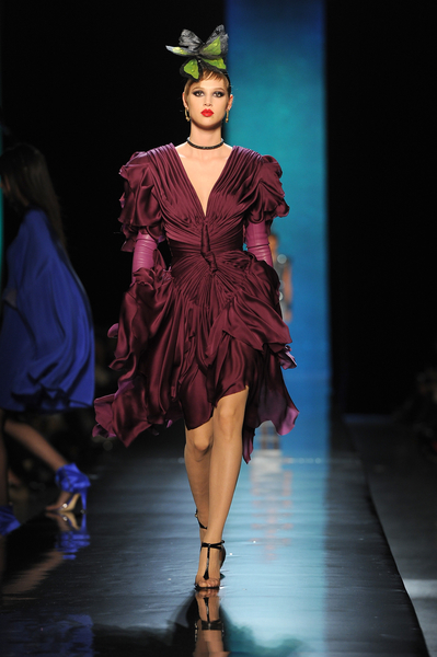 讓-保羅•高緹耶(Jean Paul Gaultier)2014年春夏高級定制秀,2014年1月22日於法國巴黎。(Pascal Le Segretain/Getty Images) 讓-保羅•高緹耶(Jean Paul Gaultier)2014年春夏高級定制秀,2014年1月22日於法國巴黎。(Pascal Le Segretain/Getty Images)