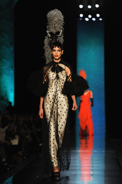 讓-保羅•高緹耶(Jean Paul Gaultier)2014年春夏高級定制秀,2014年1月22日於法國巴黎。(Pascal Le Segretain/Getty Images) 讓-保羅•高緹耶(Jean Paul Gaultier)2014年春夏高級定制秀,2014年1月22日於法國巴黎。(Pascal Le Segretain/Getty Images)