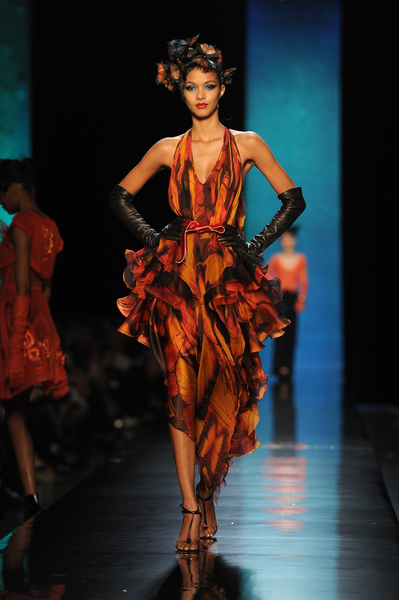 讓-保羅•高緹耶(Jean Paul Gaultier)2014年春夏高級定制秀,2014年1月22日於法國巴黎。(Pascal Le Segretain/Getty Images) 讓-保羅•高緹耶(Jean Paul Gaultier)2014年春夏高級定制秀,2014年1月22日於法國巴黎。(Pascal Le Segretain/Getty Images)