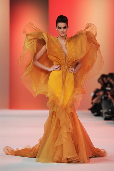 斯蒂芬•羅蘭(Stephane Rolland)2014年春夏高級定制秀,2014年1月21日於法國巴黎。(Pascal Le Segretain/Getty Images) 斯蒂芬•羅蘭(Stephane Rolland)2014年春夏高級定制秀,2014年1月21日於法國巴黎。(Pascal Le Segretain/Getty Images)