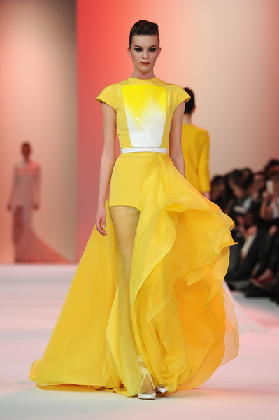 斯蒂芬•羅蘭(Stephane Rolland)2014年春夏高級定制秀,2014年1月21日於法國巴黎。(Pascal Le Segretain/Getty Images) 斯蒂芬•羅蘭(Stephane Rolland)2014年春夏高級定制秀,2014年1月21日於法國巴黎。(Pascal Le Segretain/Getty Images)