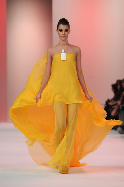 斯蒂芬•羅蘭(Stephane Rolland)2014年春夏高級定制秀,2014年1月21日於法國巴黎。(Pascal Le Segretain/Getty Images) 斯蒂芬•羅蘭(Stephane Rolland)2014年春夏高級定制秀,2014年1月21日於法國巴黎。(Pascal Le Segretain/Getty Images)