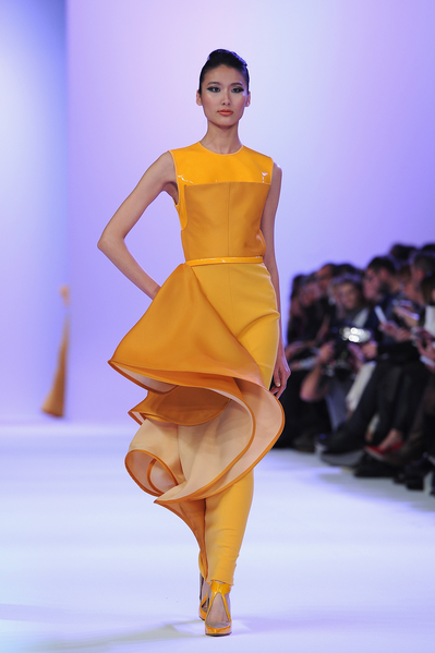 斯蒂芬•羅蘭(Stephane Rolland)2014年春夏高級定制秀,2014年1月21日於法國巴黎。(Pascal Le Segretain/Getty Images) 斯蒂芬•羅蘭(Stephane Rolland)2014年春夏高級定制秀,2014年1月21日於法國巴黎。(Pascal Le Segretain/Getty Images)