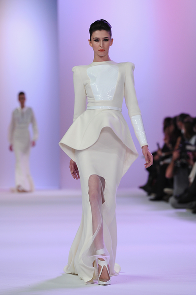 斯蒂芬•羅蘭(Stephane Rolland)2014年春夏高級定制秀,2014年1月21日於法國巴黎。(Pascal Le Segretain/Getty Images) 斯蒂芬•羅蘭(Stephane Rolland)2014年春夏高級定制秀,2014年1月21日於法國巴黎。(Pascal Le Segretain/Getty Images)