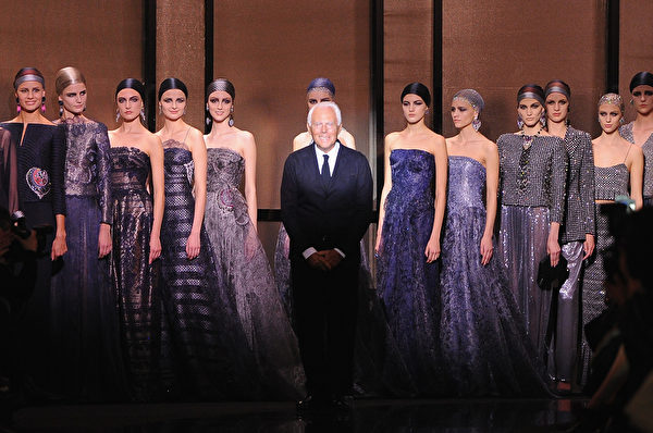 乔治·阿玛尼(Giorgio Armani)2014年春夏高级定制秀,2014年1月21日於巴黎。(Pascal Le Segretain/Getty Images) 乔治·阿玛尼(Giorgio Armani)2014年春夏高级定制秀,2014年1月21日於巴黎。(Pascal Le Segretain/Getty Images)