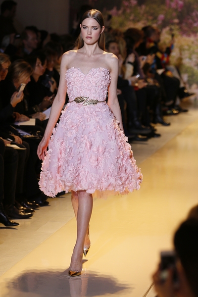 Zuhair Murad 2014年春夏高級定制秀,2014年1月23日於法國巴黎。(PATRICK KOVARIK/AFP/Getty Images) Zuhair Murad 2014年春夏高級定制秀,2014年1月23日於法國巴黎。(PATRICK KOVARIK/AFP/Getty Images)
