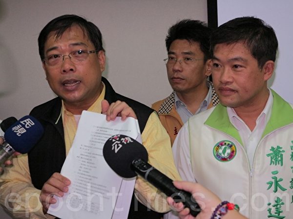 高雄市教育职业工会陈健志理事长(左)出示国家教育院所发公文,质疑教育部公听会根本是玩假的。(李晴玳/大纪元) 高雄市教育职业工会陈健志理事长(左)出示国家教育院所发公文,质疑教育部公听会根本是玩假的。(李晴玳/大纪元)
