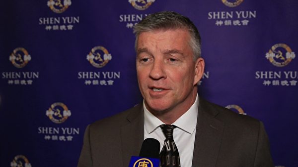 Michael Flynn 是一家大型跨國公司的質量管理總監。他對神韻表達出了發自內心的喜愛,「我們很喜歡神韻演出!我喜歡所有的服裝和所有的顏色,而且演出的舞蹈真是頂級的舞蹈演出!我真是喜歡看!」(大紀元圖片庫) Michael Flynn 是一家大型跨國公司的質量管理總監。他對神韻表達出了發自內心的喜愛,「我們很喜歡神韻演出!我喜歡所有的服裝和所有的顏色,而且演出的舞蹈真是頂級的舞蹈演出!我真是喜歡看!」(大紀元圖片庫)