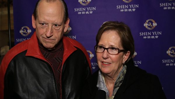 Barbara Rossmann女士是Henry Ford医疗系统在Macomb郡医院的CEO。她与丈夫于2月9日下午,一同观看了神韵在底特律的最后一场演出。(大纪元图片库) Barbara Rossmann女士是Henry Ford医疗系统在Macomb郡医院的CEO。她与丈夫于2月9日下午,一同观看了神韵在底特律的最后一场演出。(大纪元图片库)