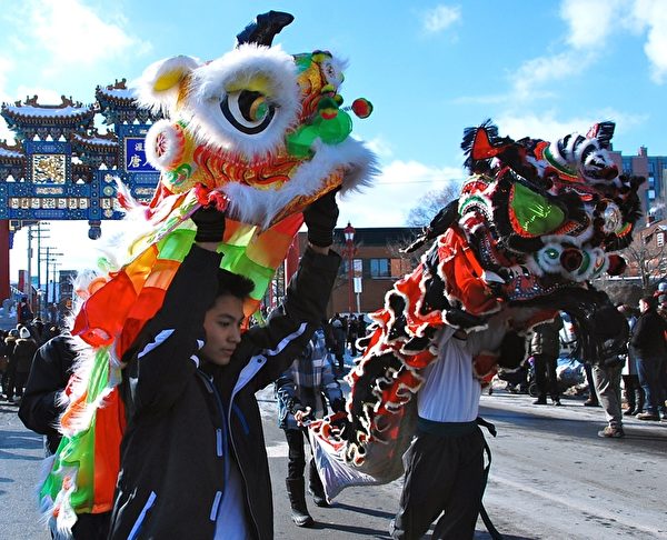 加拿大首都渥太华第36届冰雪节(Winterlude)于1月30日开幕,这个自1979年开始的北美最大的冬季节日,每年吸引近60万游客,其中1/3来自渥太华以外地区。华人庆新年活动成冰雪节一大亮点。(任乔生/大纪元) 加拿大首都渥太华第36届冰雪节(Winterlude)于1月30日开幕,这个自1979年开始的北美最大的冬季节日,每年吸引近60万游客,其中1/3来自渥太华以外地区。华人庆新年活动成冰雪节一大亮点。(任乔生/大纪元)