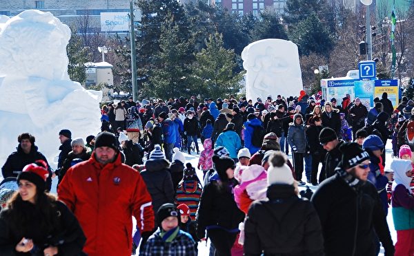 加拿大首都渥太华第36届冰雪节(Winterlude)于1月30日开幕,这个自1979年开始的北美最大的冬季节日,每年吸引近60万游客,其中1/3来自渥太华以外地区。(任乔生/大纪元) 加拿大首都渥太华第36届冰雪节(Winterlude)于1月30日开幕,这个自1979年开始的北美最大的冬季节日,每年吸引近60万游客,其中1/3来自渥太华以外地区。(任乔生/大纪元)
